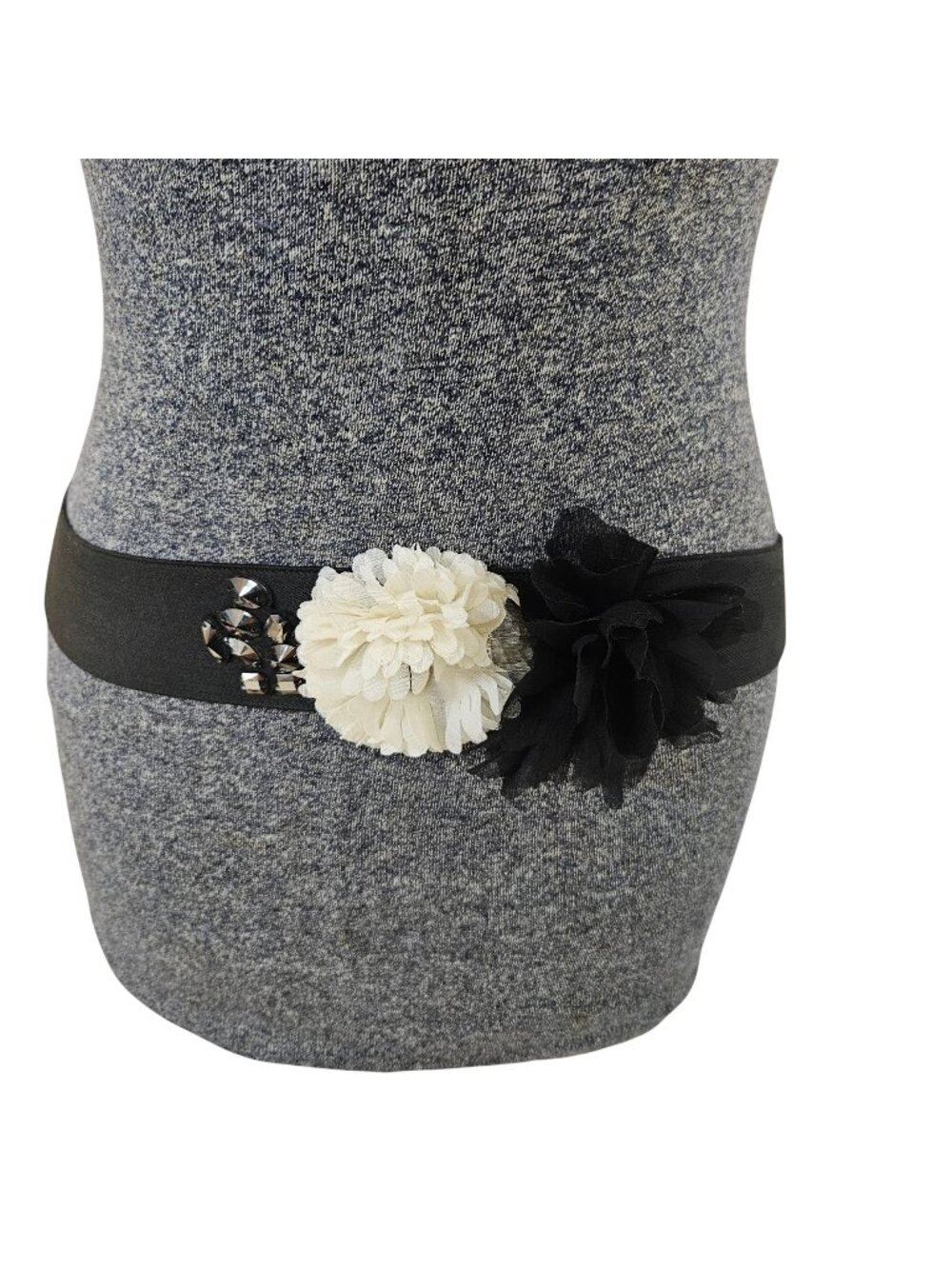 New York & Company Belt Womens Size M/L Elastic Waist Black White Flowers Beads